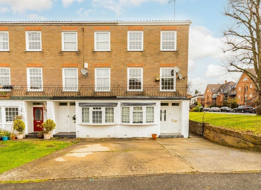 Flat Guildown Avenue in Greater London