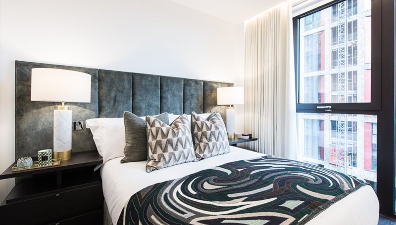 Flat Ponton Road in Greater London