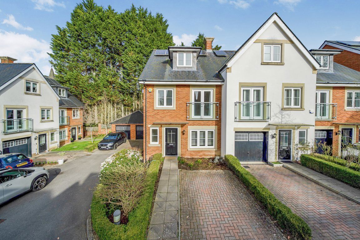 House Greyford Close in Mole Valley