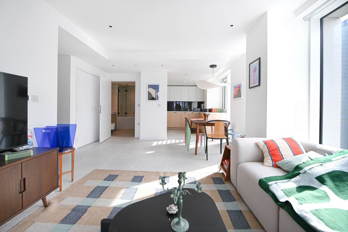 Flat Stepney Way in Greater London