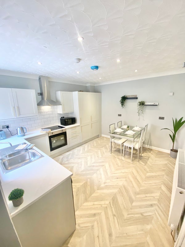 Room Railway Road in Golborne