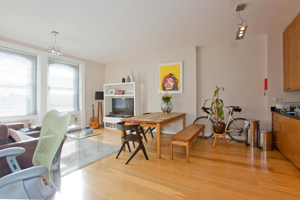 Flat Belsize Avenue in Greater London