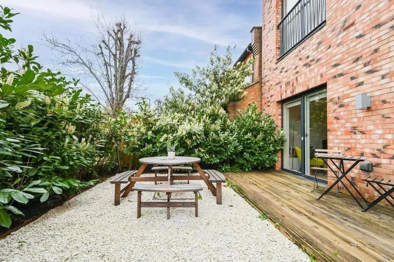 Flat Elmsdale Road in Greater London