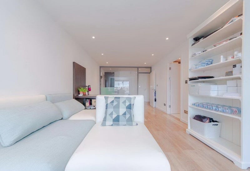 Room Westferry Road in Greater London