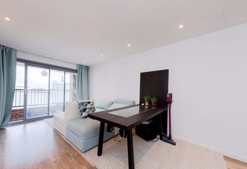 Room Westferry Road in Greater London