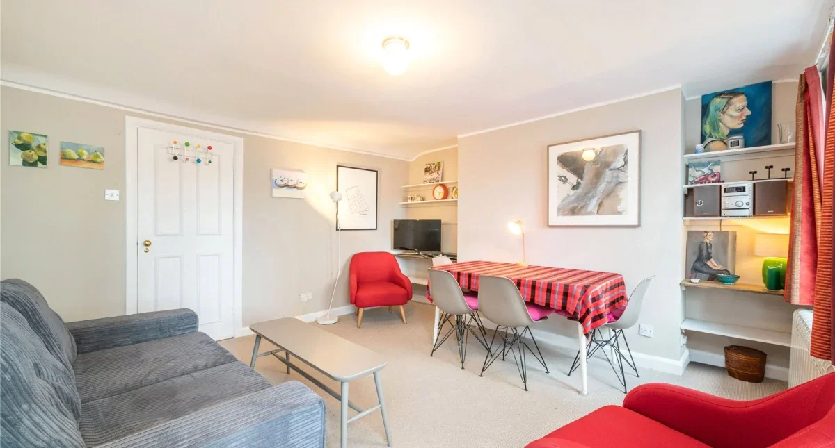 Flat Charlotte Mews in Greater London