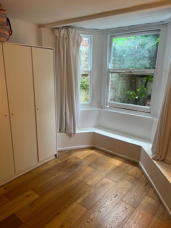 Room Narford Road in Greater London