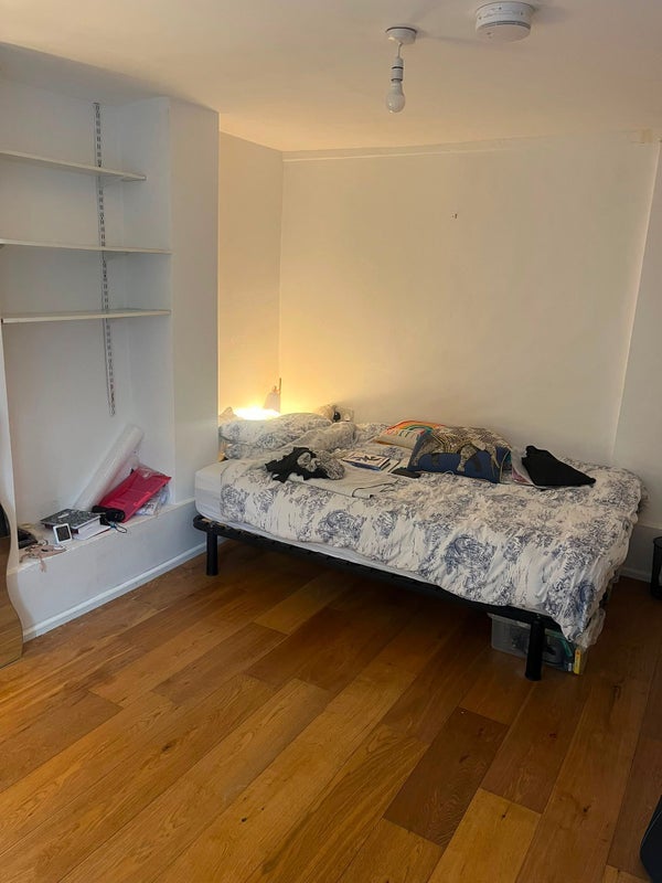 Room Narford Road in Greater London