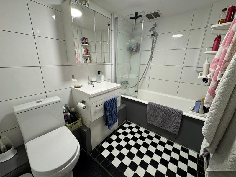 Room Narford Road in Greater London