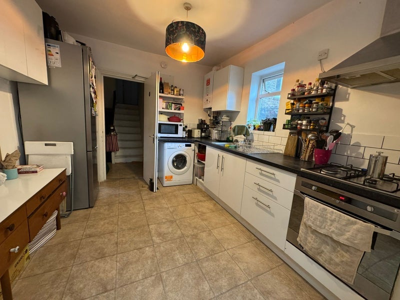 Room Narford Road in Greater London