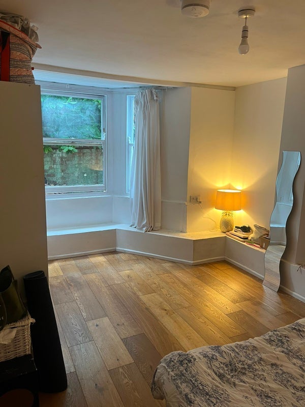 Room Narford Road in Greater London
