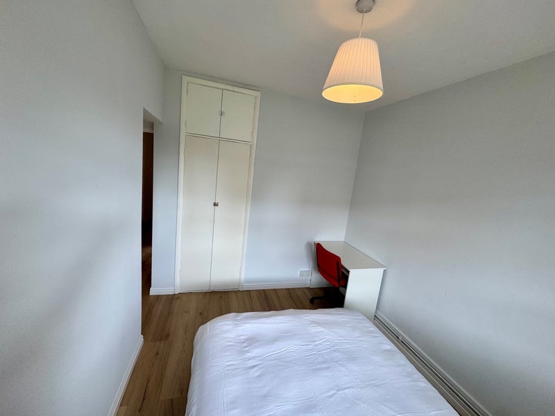 Room Blythe Road in Greater London