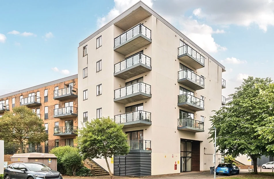 Flat Durnsford Road in Greater London
