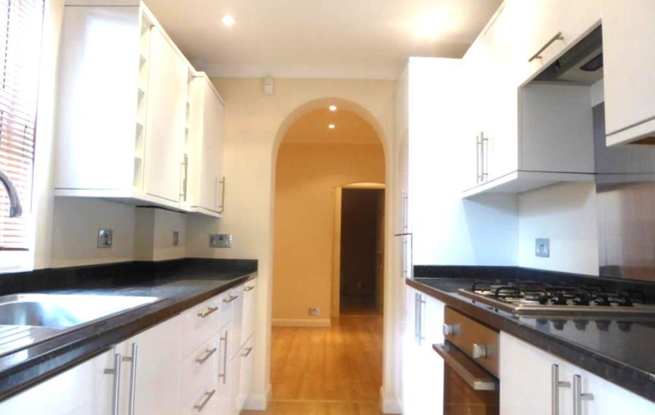Flat Reading Road in Pangbourne