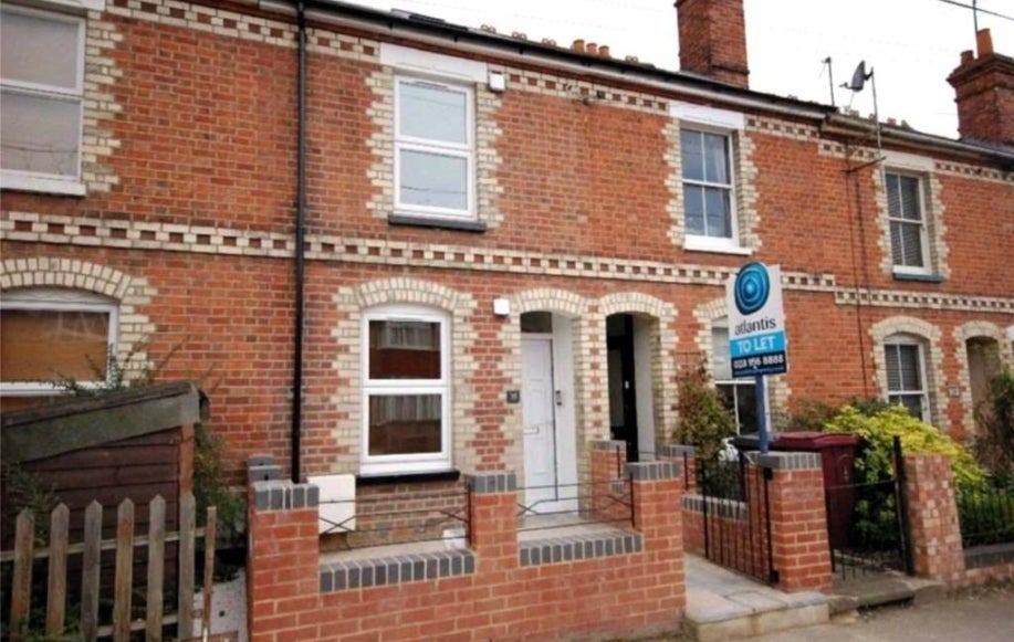 Flat Reading Road in Pangbourne