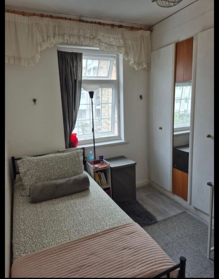 Room Parsonage Street in Greater London