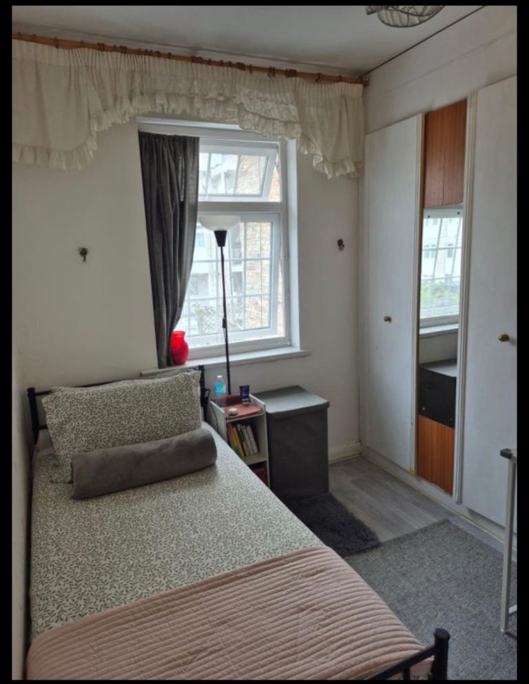 Room Parsonage Street in Greater London