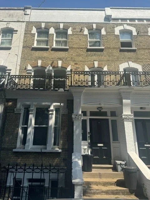Flat Baron's Court Road in Greater London