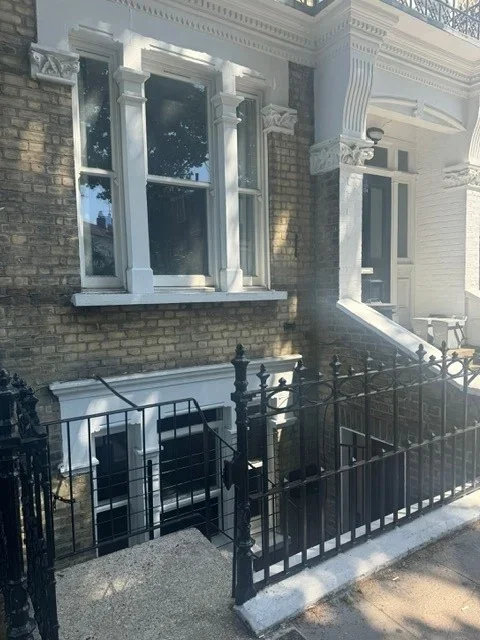 Flat Baron's Court Road in Greater London