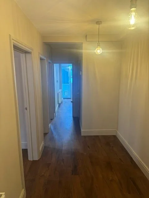 Flat Baron's Court Road in Greater London