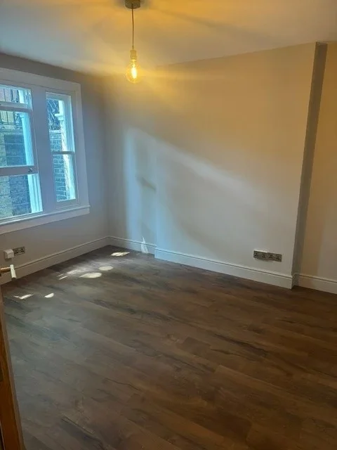 Flat Baron's Court Road in Greater London