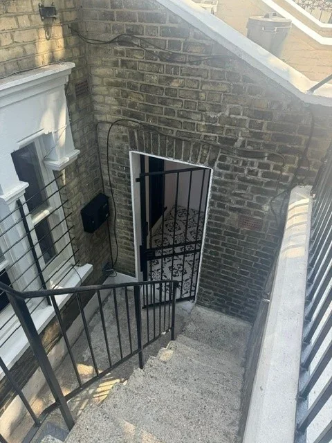 Flat Baron's Court Road in Greater London
