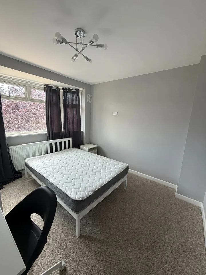 Room Birkdale Road in Greater London