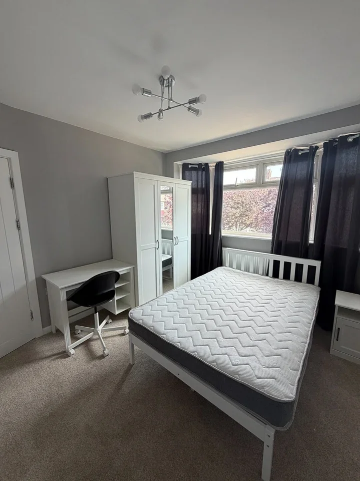 Room Birkdale Road in Greater London
