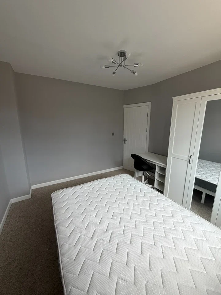 Room Birkdale Road in Greater London