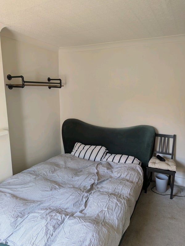 Room Bowen Drive in Greater London