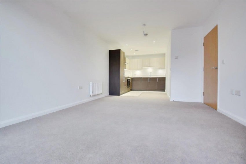 Flat Clarendon Road in Watford