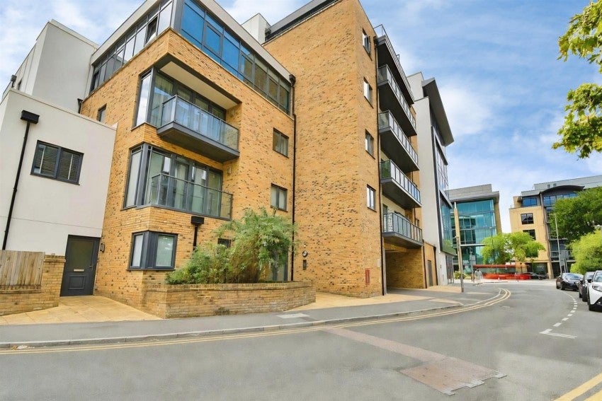 Flat Clarendon Road in Watford