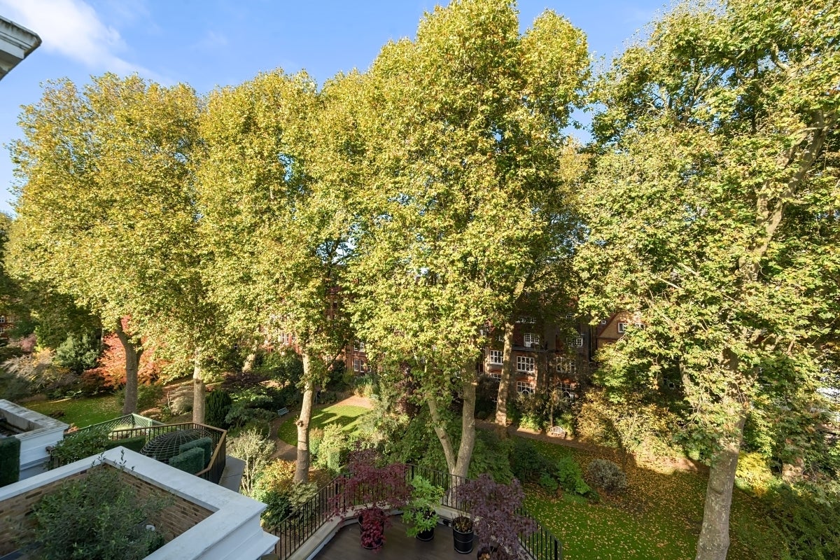 Flat Wetherby Gardens in Greater London