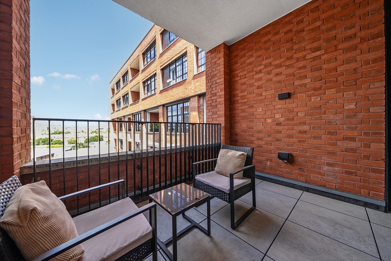 Flat Crimscott Street in Greater London