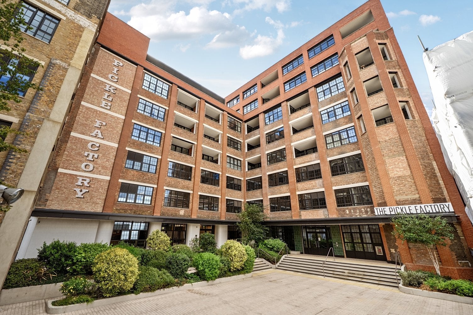 Flat Crimscott Street in Greater London