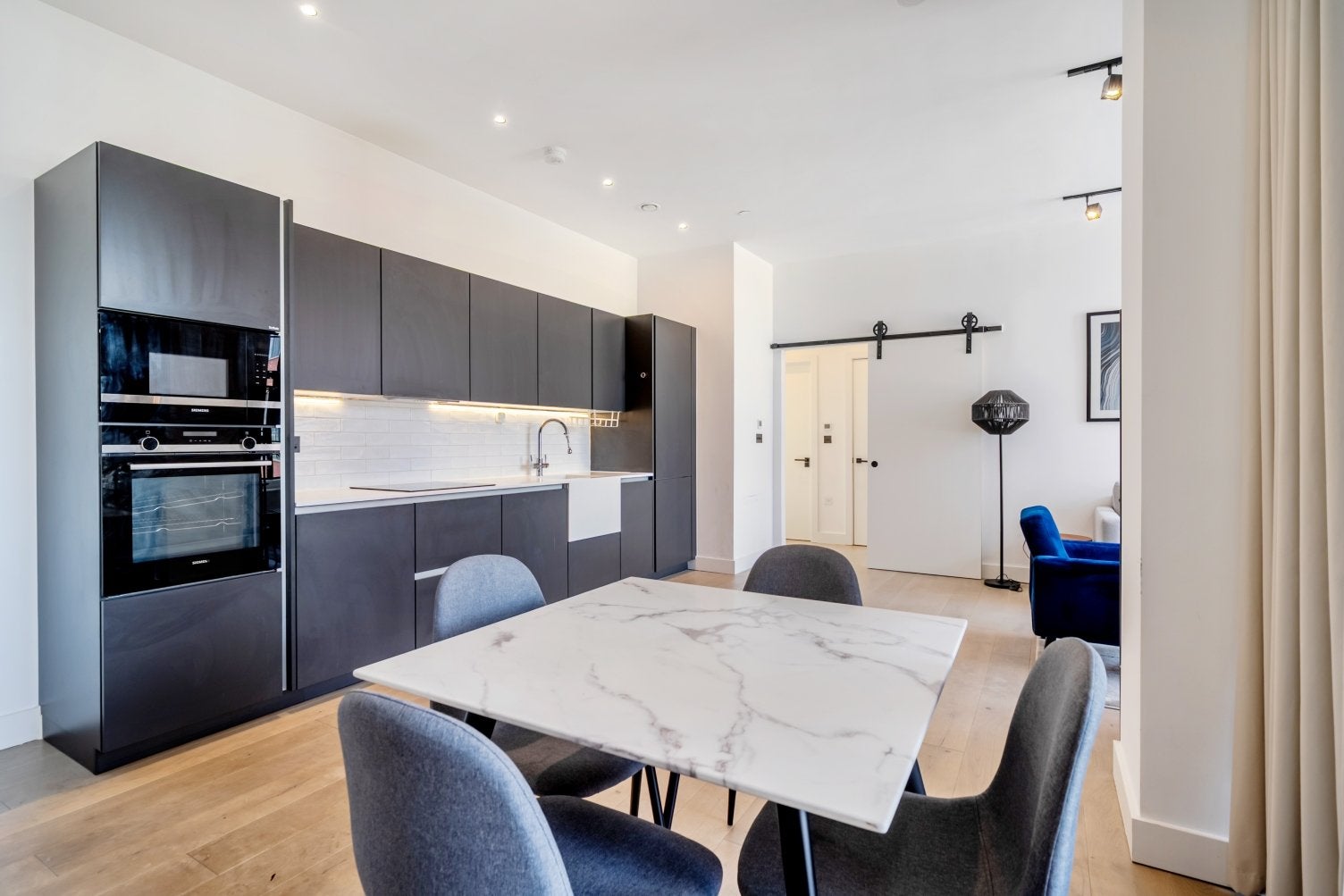 Flat Crimscott Street in Greater London