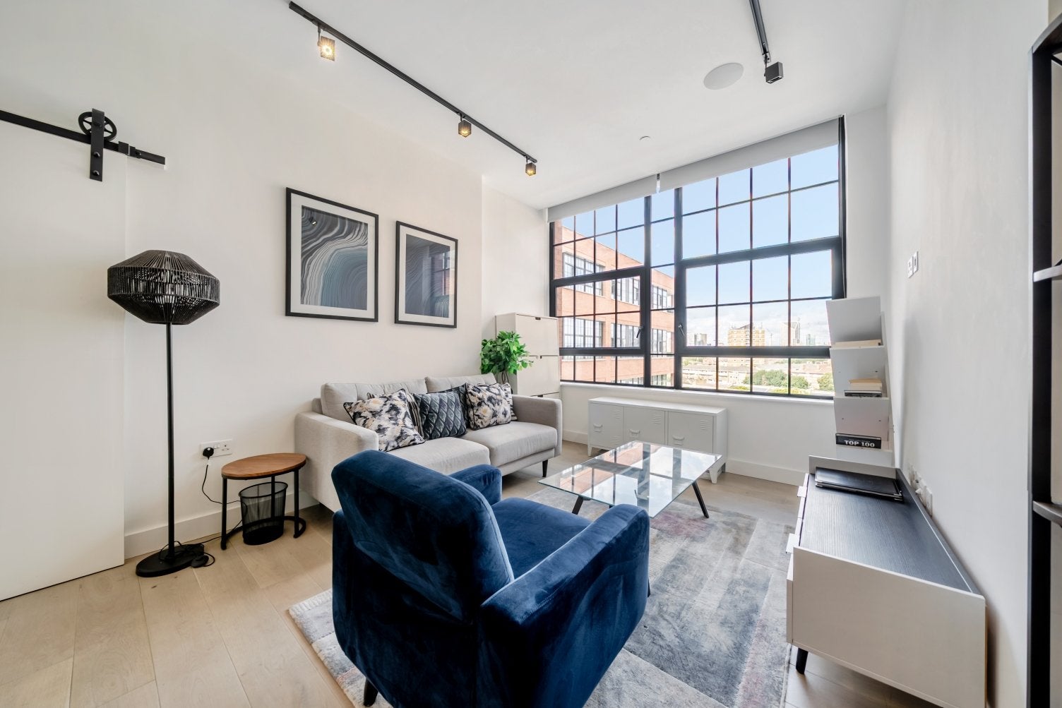 Flat Crimscott Street in Greater London