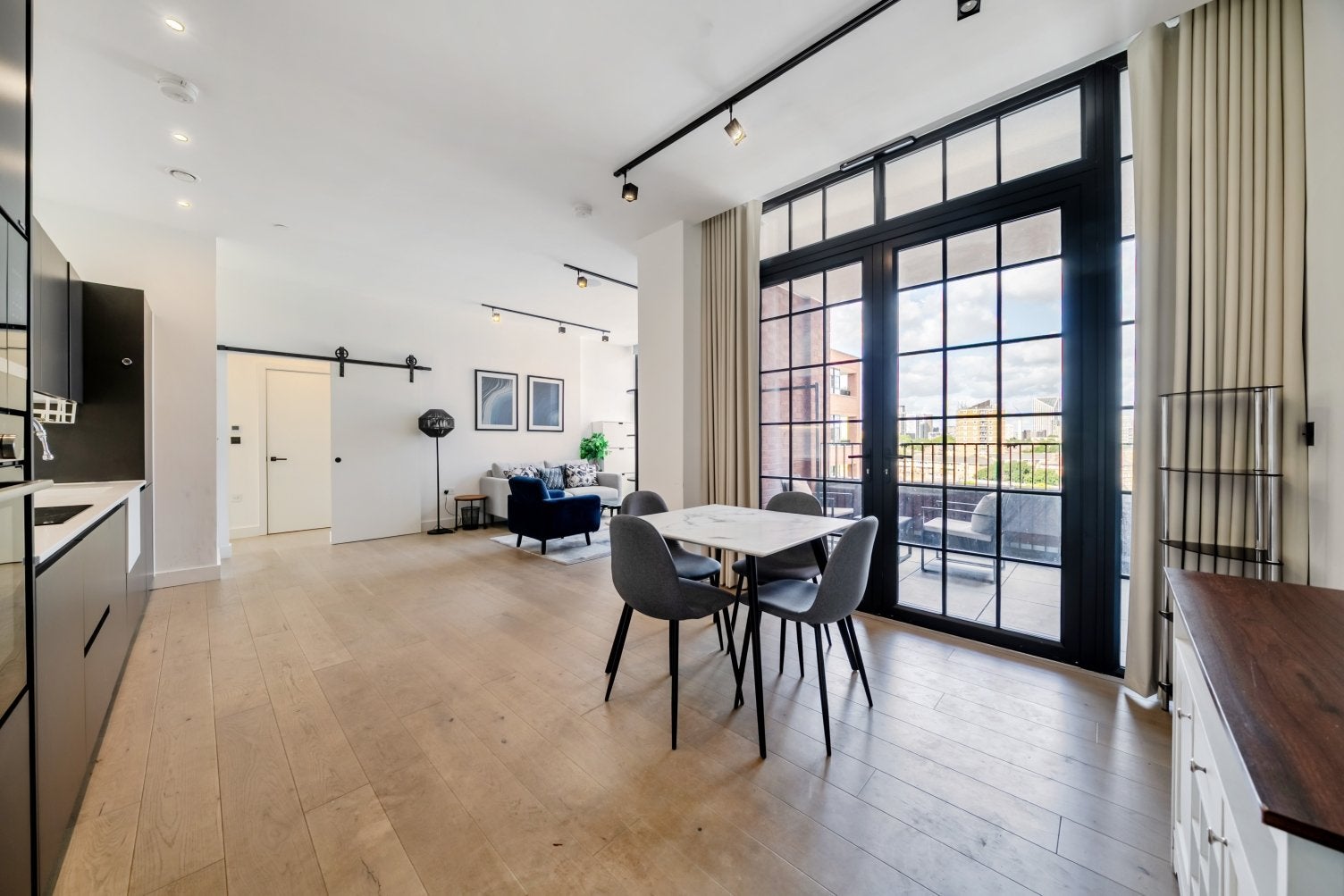 Flat Crimscott Street in Greater London