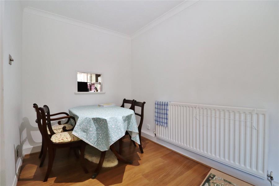 Flat Midhope Close in Woking
