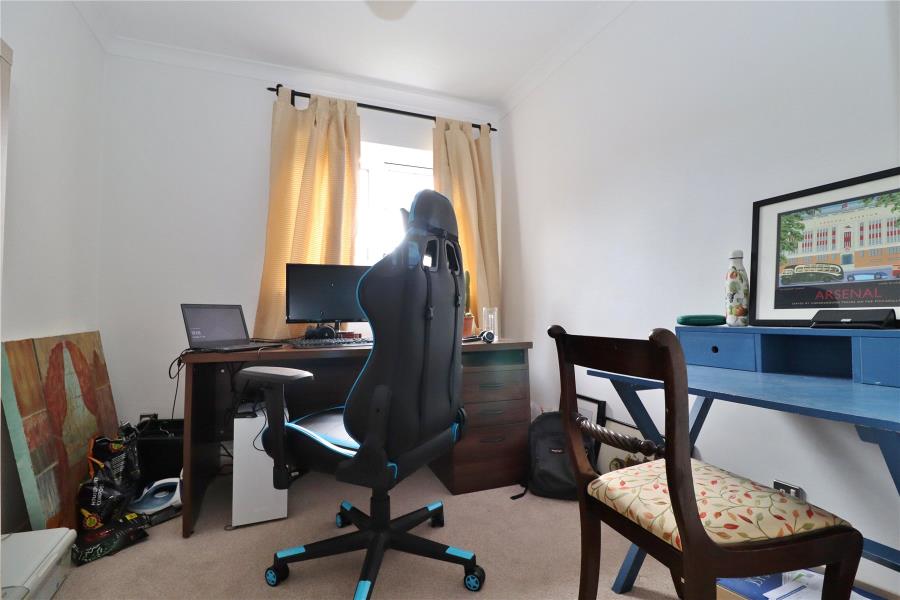 Flat Midhope Close in Woking
