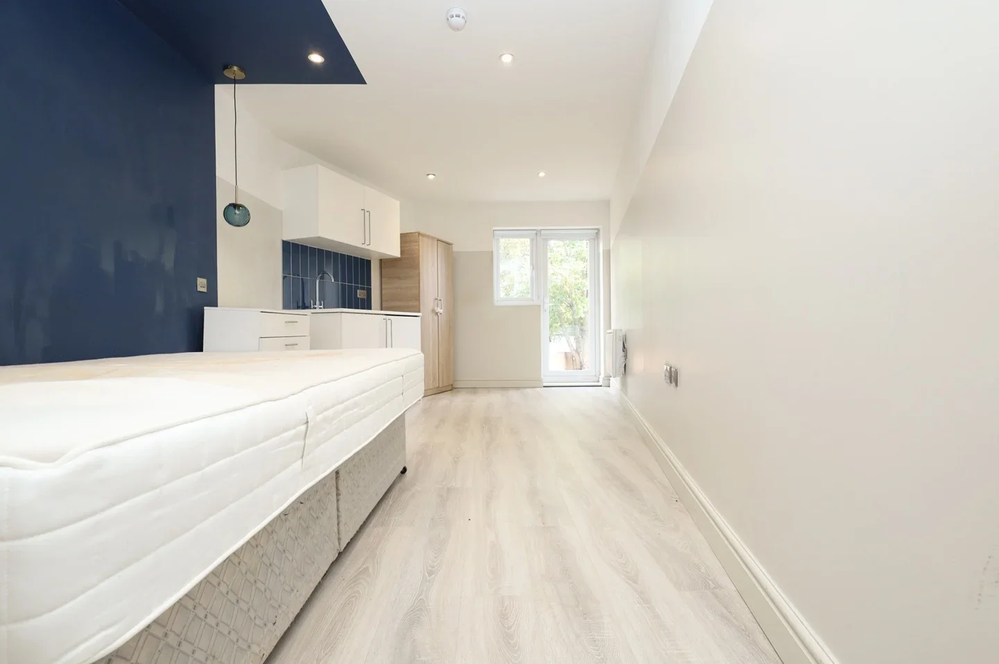 Flat Hurley Road in Greater London
