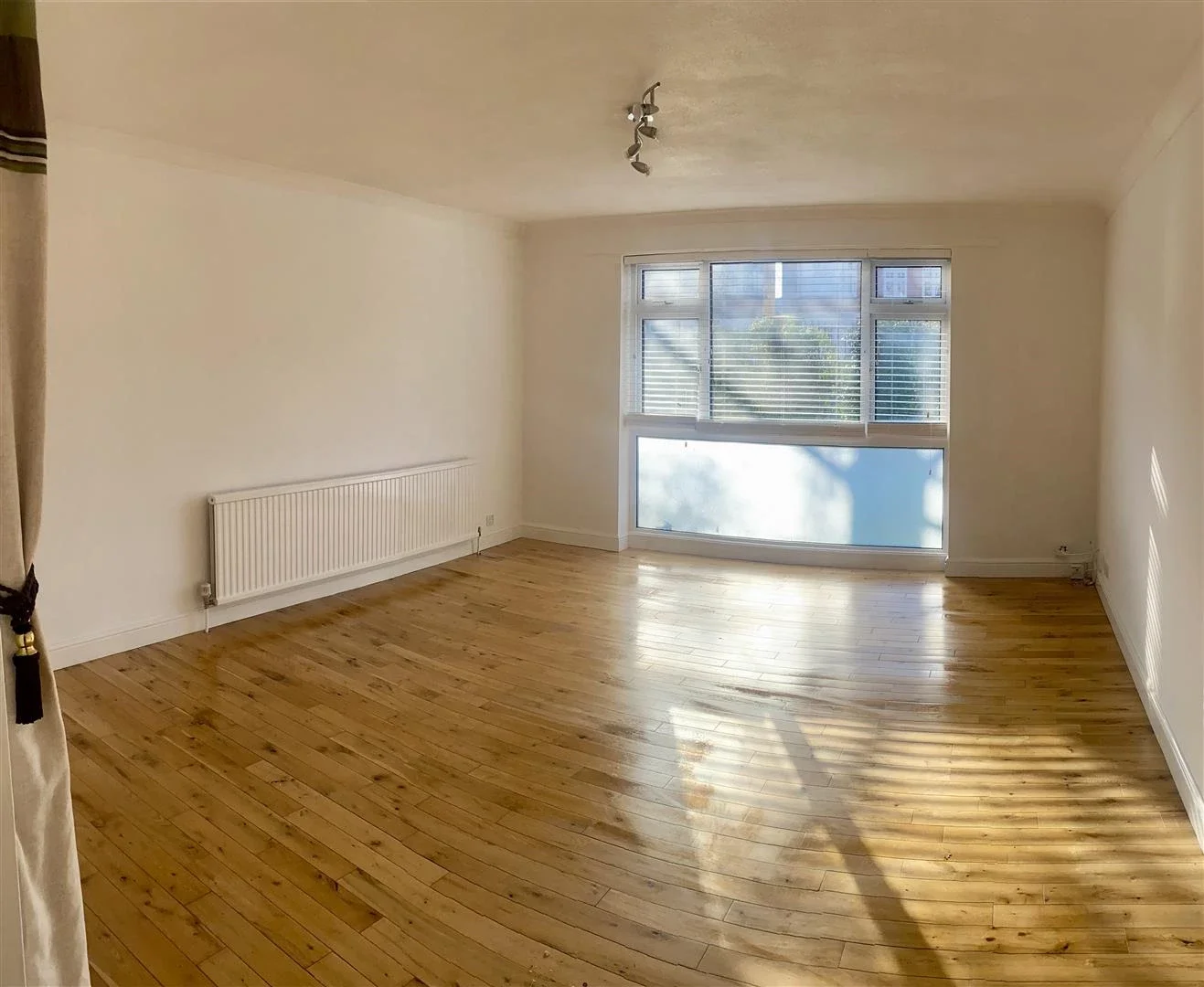 Flat Connaught Avenue in Greater London