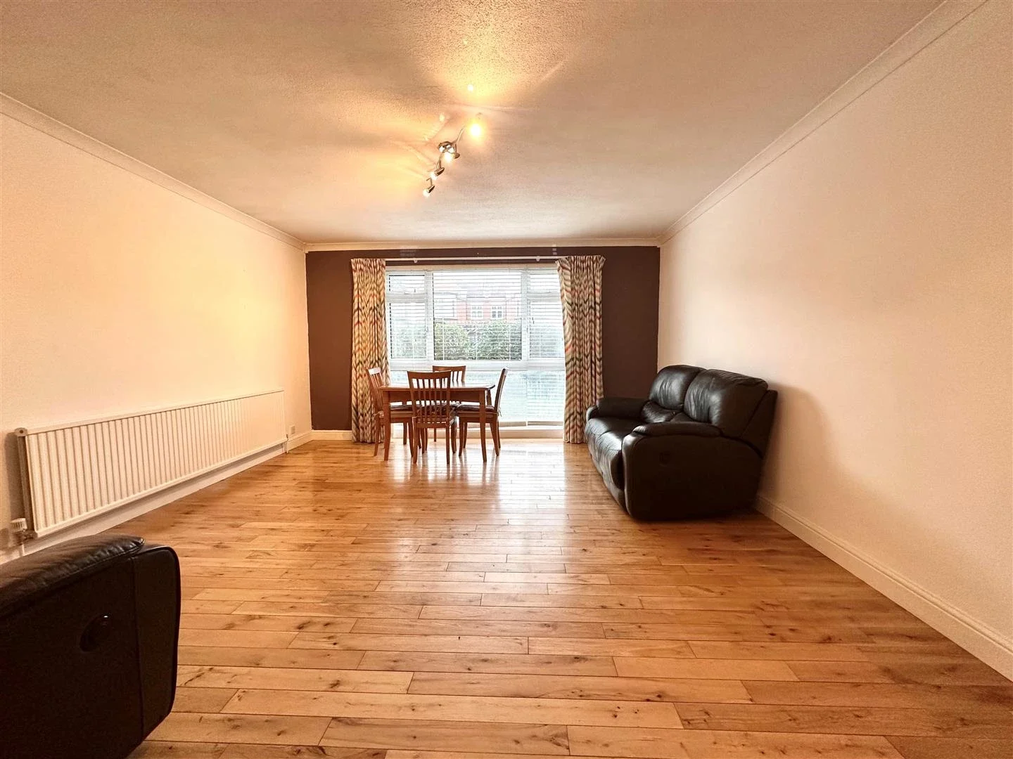 Flat Connaught Avenue in Greater London