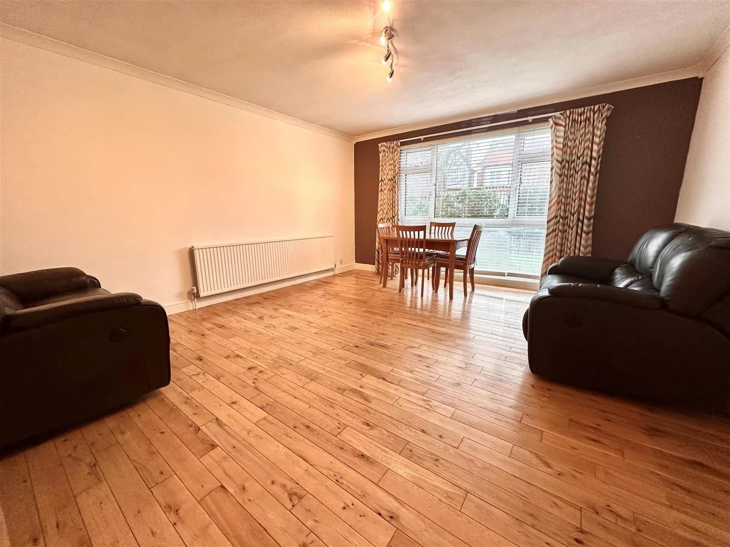 Flat Connaught Avenue in Greater London