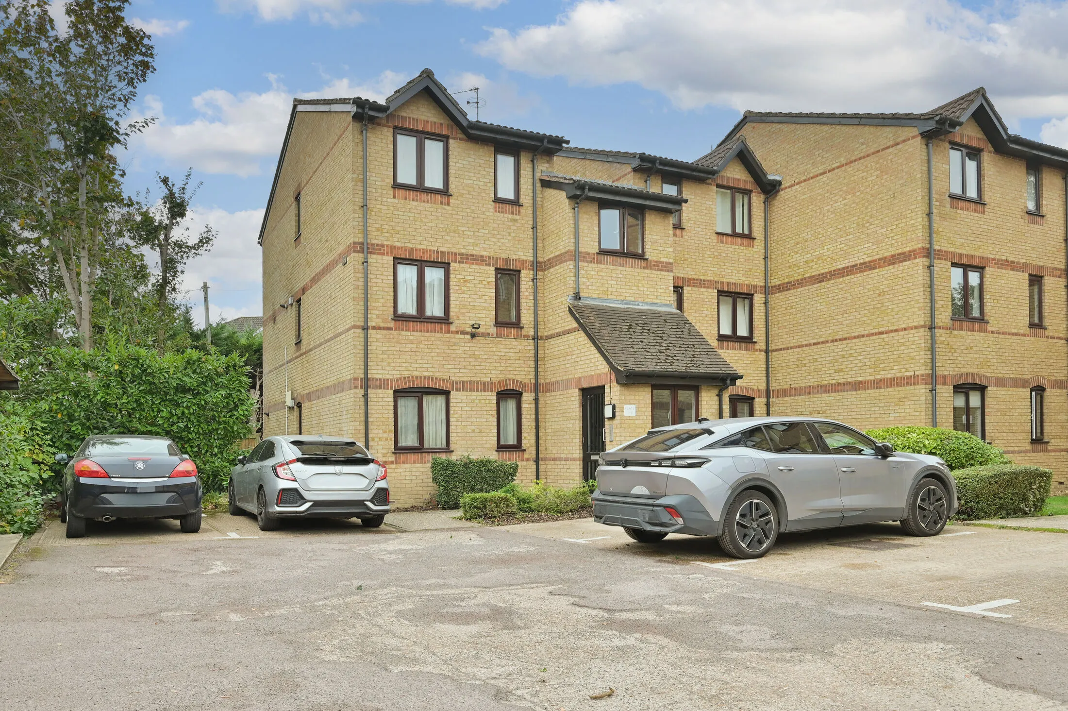 Flat Courtlands Close in Watford