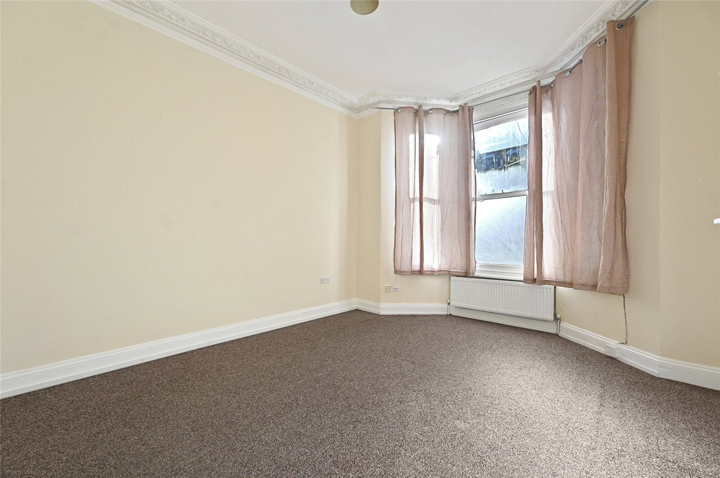 Flat Arminger Road in Greater London