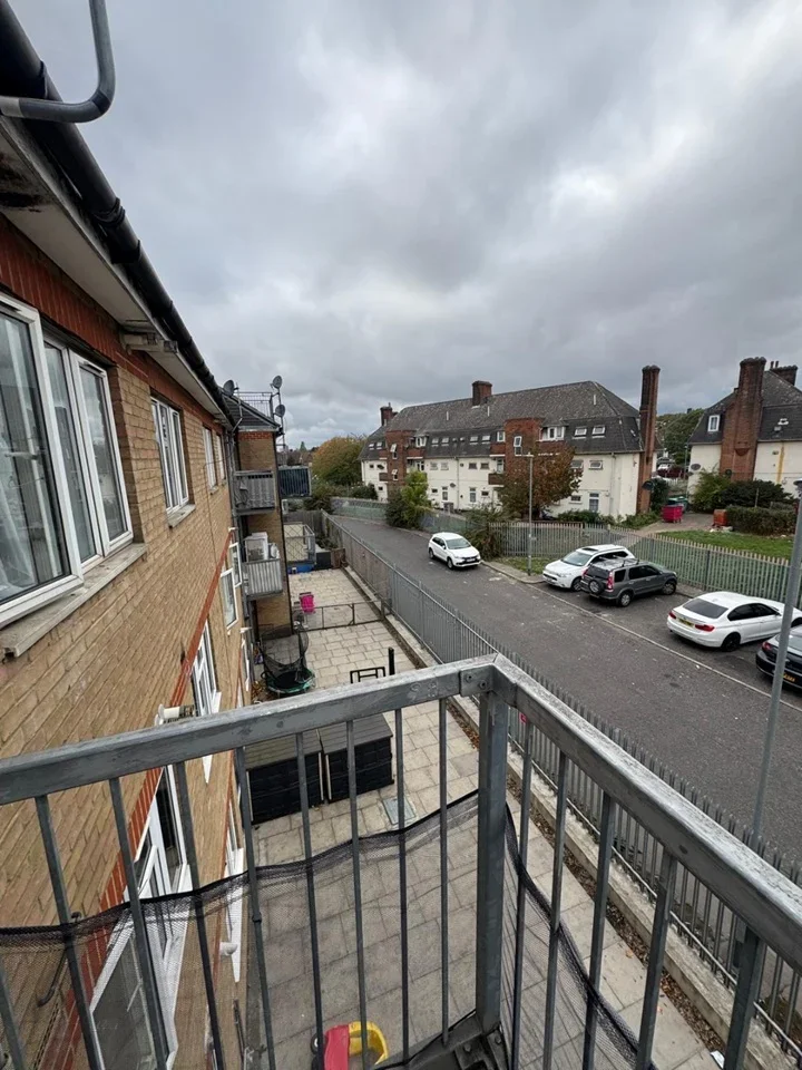 Flat Castle Road in Greater London