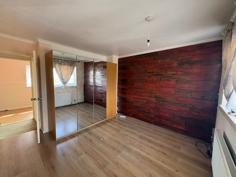 Room Ashdown Drive in Crawley