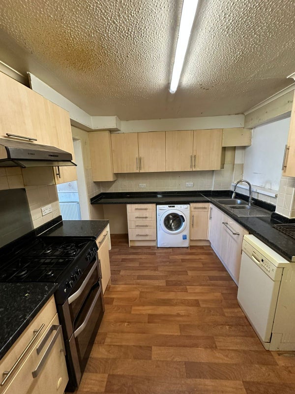 Room Ashdown Drive in Crawley