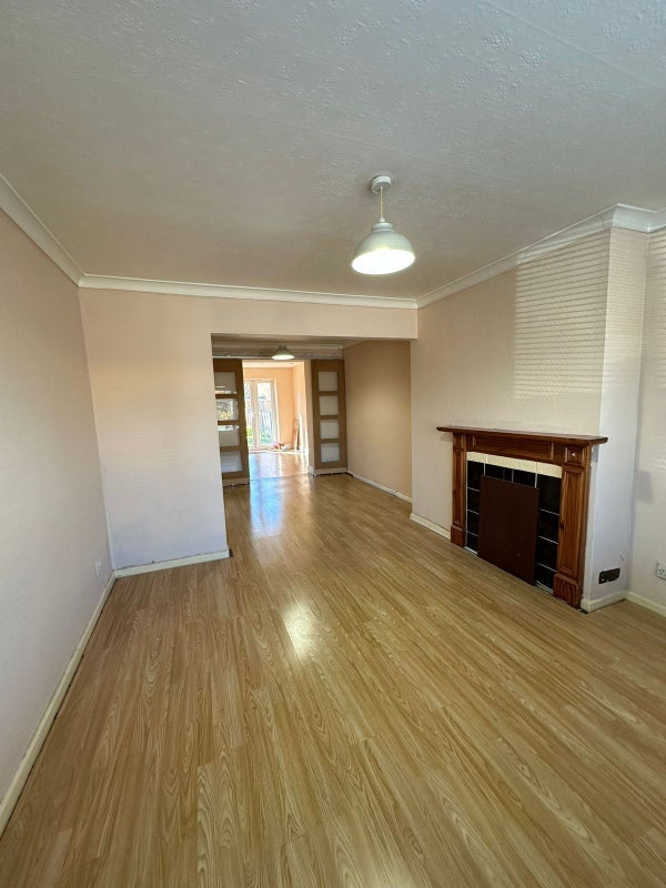 Room Ashdown Drive in Crawley